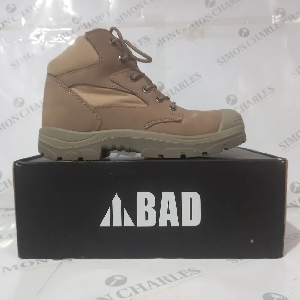 BOXED PAIR OF BAD CYCLONE WORK BOOTS IN STONE UK SIZE 9