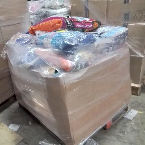 PALLET CONTAINING LARGE QUANTITY OF DOG BISCUIT AND CAT LITTER 
