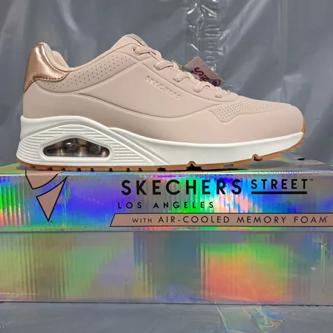 BOXED PAIR OF SKECHERS WOMEN'S SHOES IN PALE PINK/ROSE GOLD SIZE UK 7
