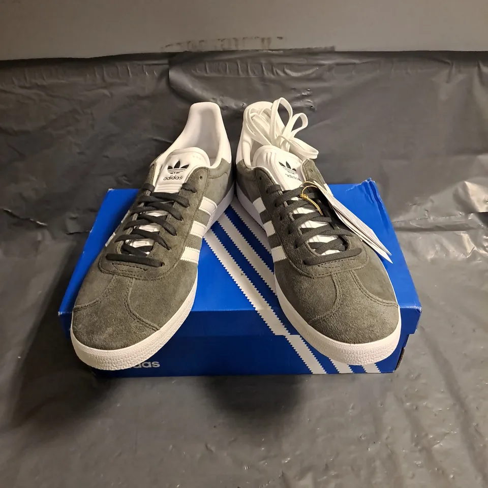 BOXED PAIR OF ADIDAS GAZELLE SHOES IN WHITE/GREY SIZE UK 9