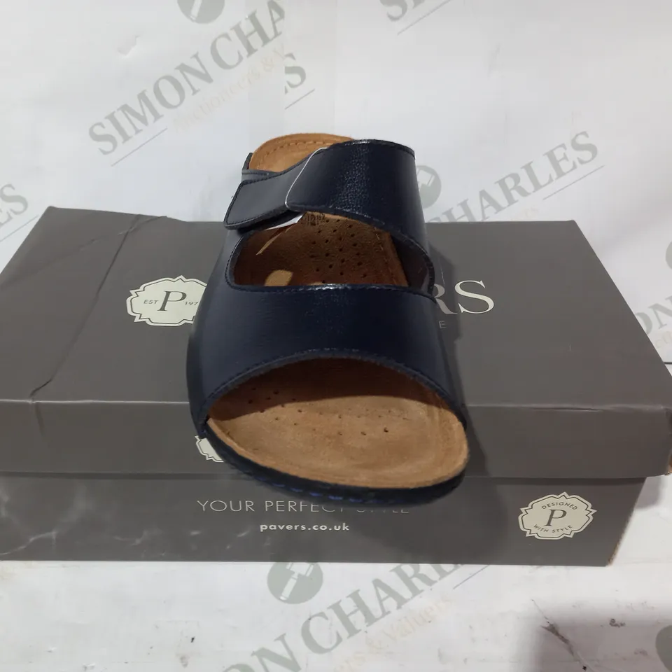 BOXED PAIR OF PAVERS OPEN TOE LEATHER SANDALS IN NAVY EU SIZE 38