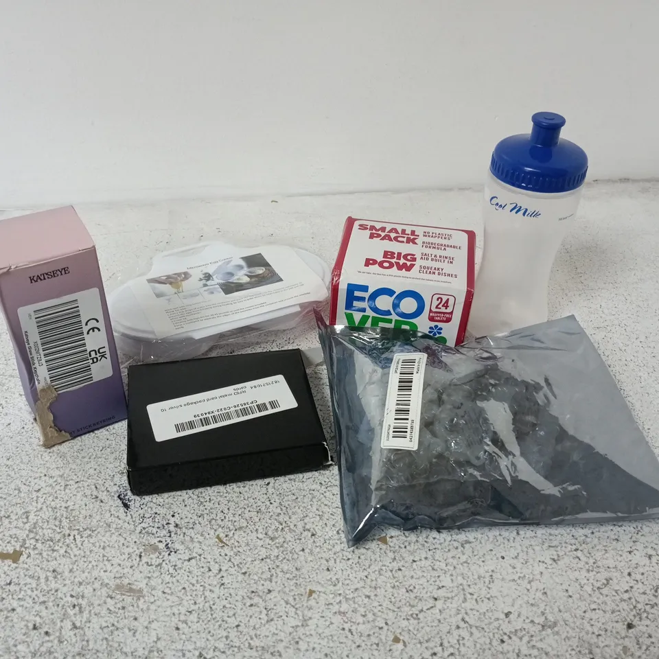 APPROXIMATELY 15 ASSORTED HOUSEHOLD ITEMS TO INCLUDE COOL MILLE BOTTLE, ECOVER DISHWASHER TABLETS, LIGHT STICK KEYRING, ETC