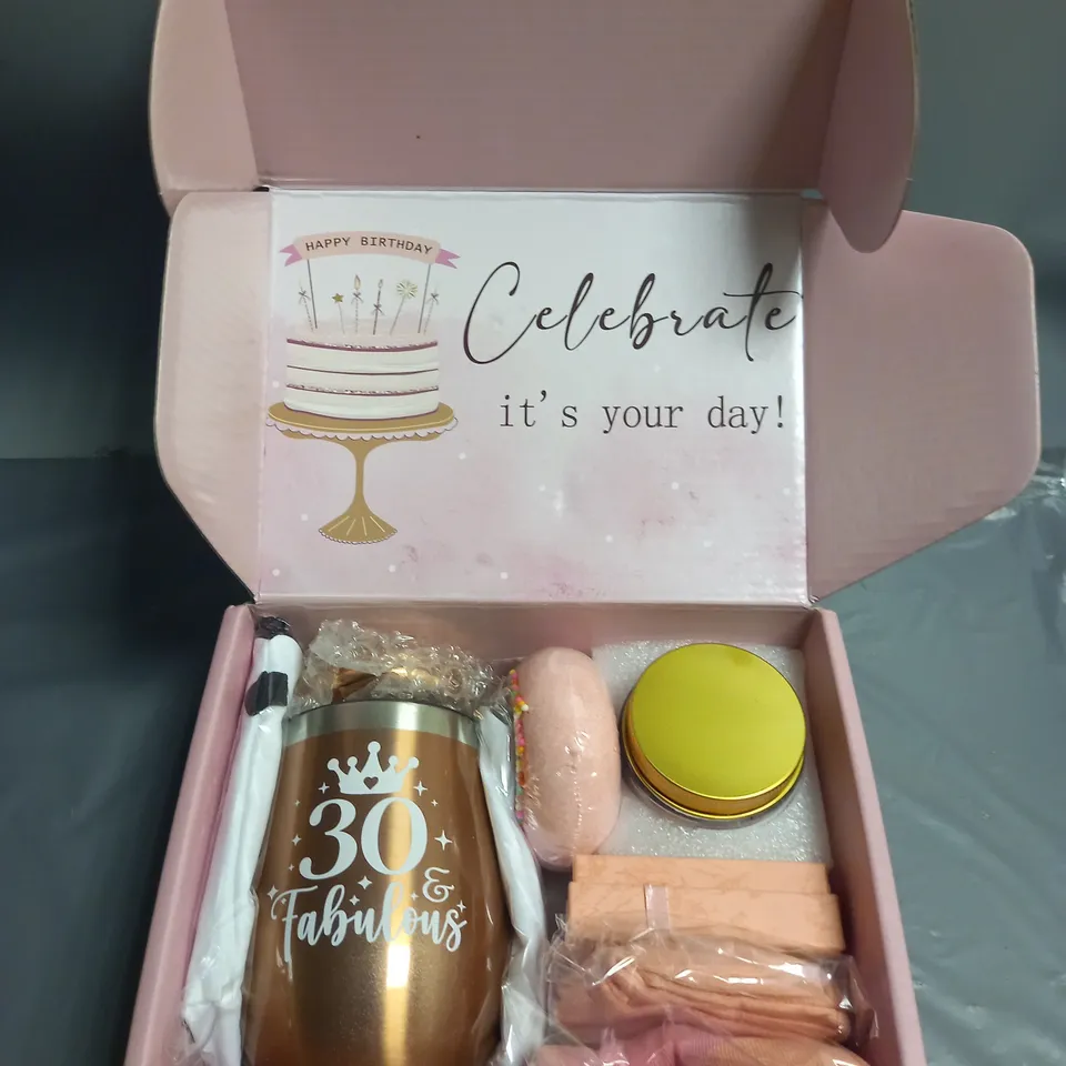 BOXED 30TH BIRTHDAY GIFT SET TO INCLUDE DRINKING FLASK, SCENTED AND BATH BOMB