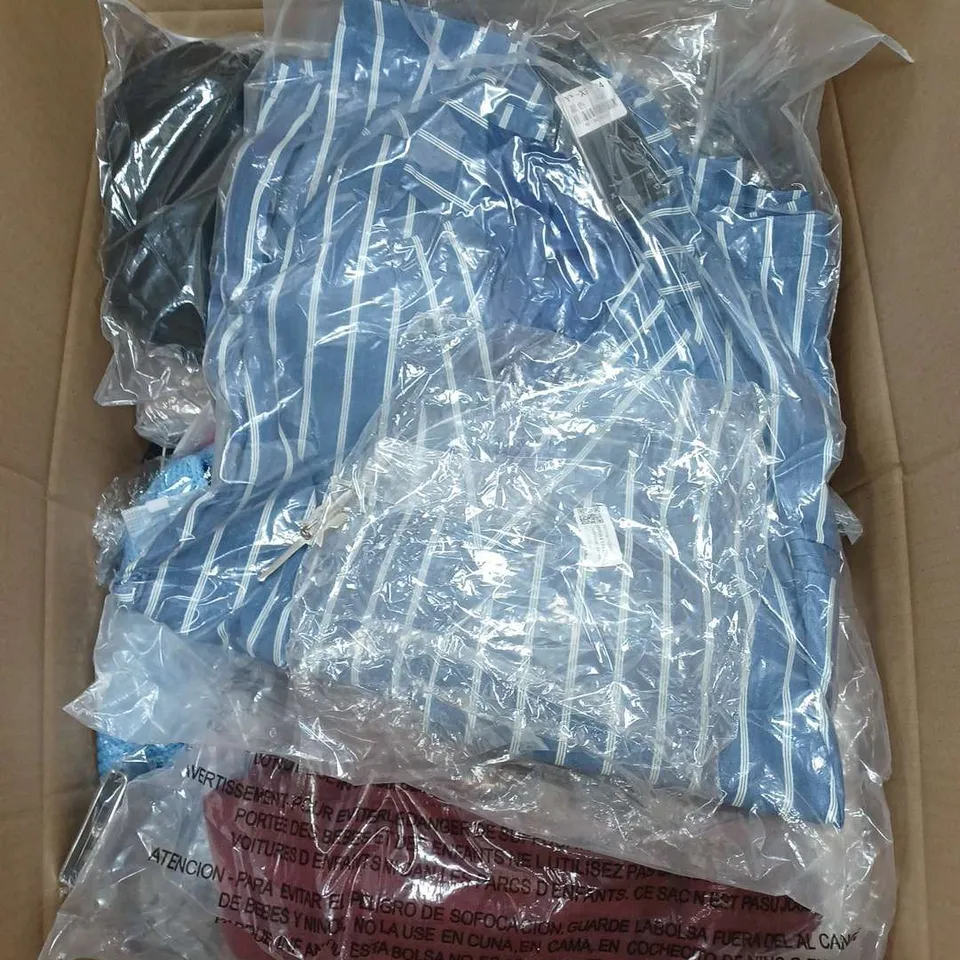BOX OF APPROXIMATELY 22 ASSORTED CLOTHING ITEMS TO INCLUDE - BAG , HEADBAND , T-SHIRT ETC