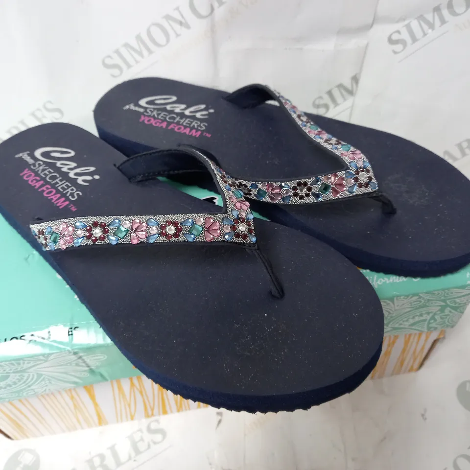 SKECHERS MEDITATION NAVY JEWEL TOE POST SANDAL SIZE 8 