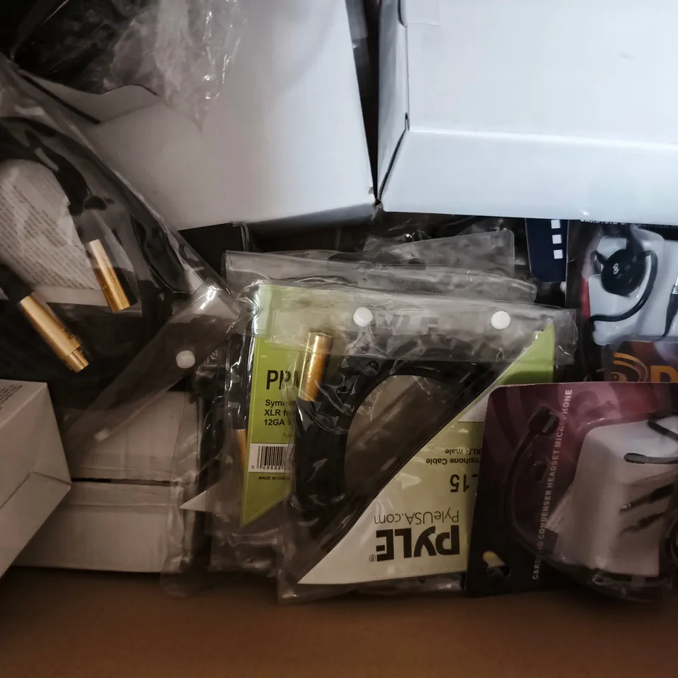 BOX OF APPROXIMATELY 12 ASSORTED ITEMS TO INCLUDE PYLE CARDIOID CONDENSER HEADSET MICROPHONE, ETC - COLLECTION ONLY