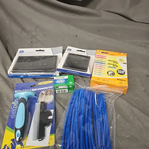APPROXIMATELY 15 ASSORTED HOUSEHOLD ITEMS TO INCLUDE FACE PLATES, HIGHLIGHTERS, PET DESHEDDING TOOL ETC 