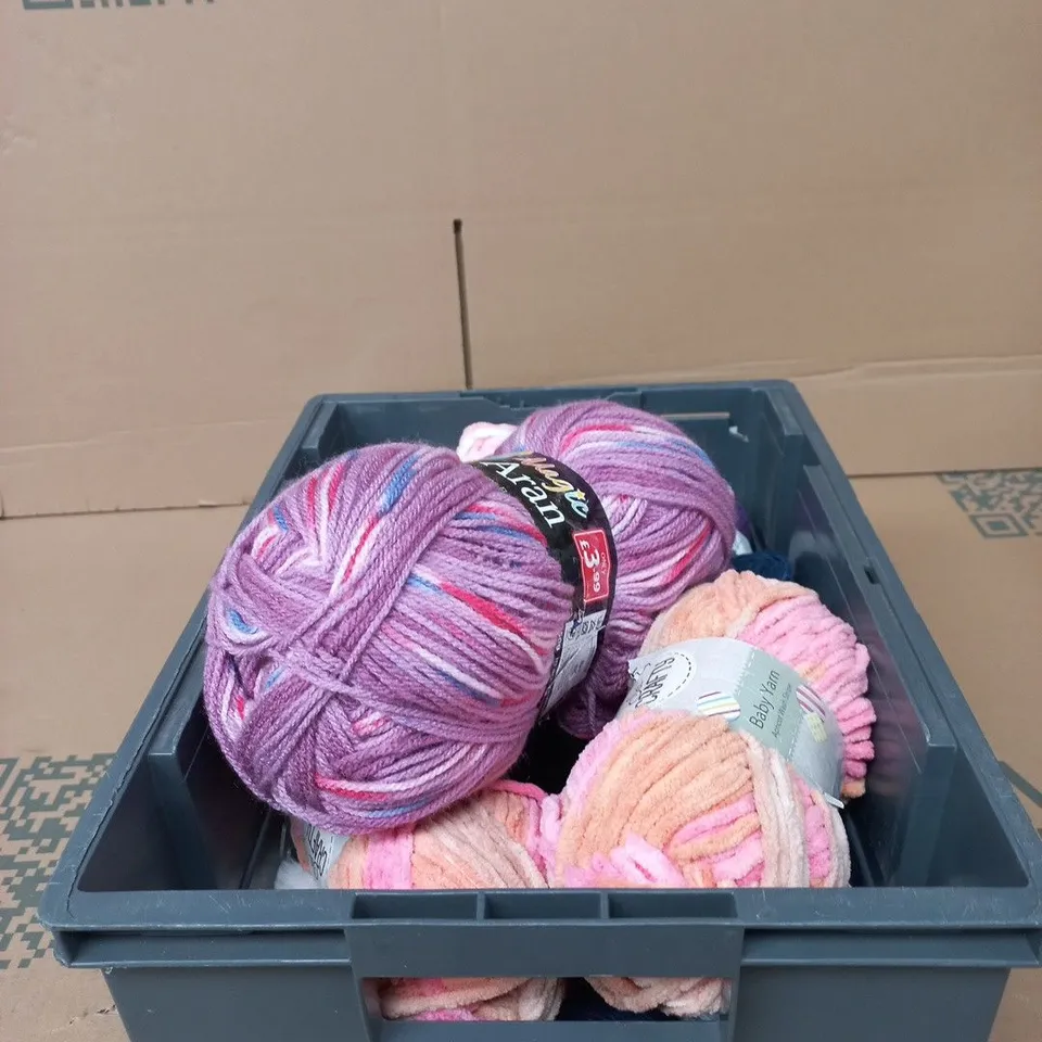 TOTE OF APPROXIMATELY 12 ASSORTED YARN/WOOL ITEMS TO INCLUDE MAGICX ARRAN ETC