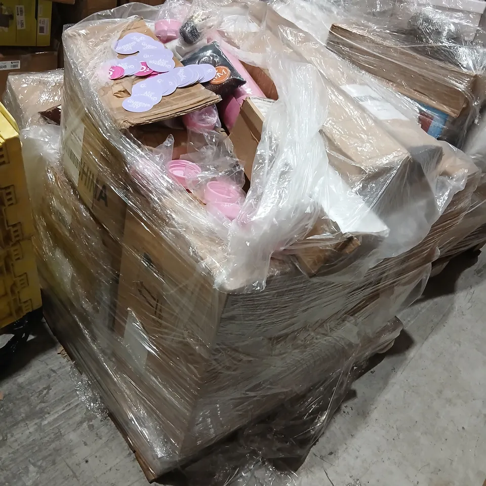PALLET OF ASSORTED FITNESS ACCESSORIES TO INCLUDE; YOGA MATTS, RESISTANCE BANDS AND QUEENS DONT QUIT STICKERS