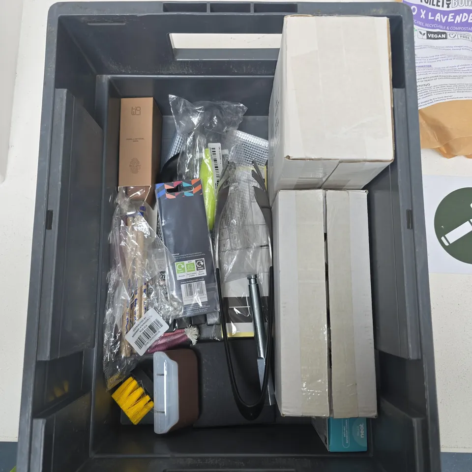 TOTE OF ASSORTED CLEANING PRODUCTS & BATHROOM ACCESSORIES LOT 