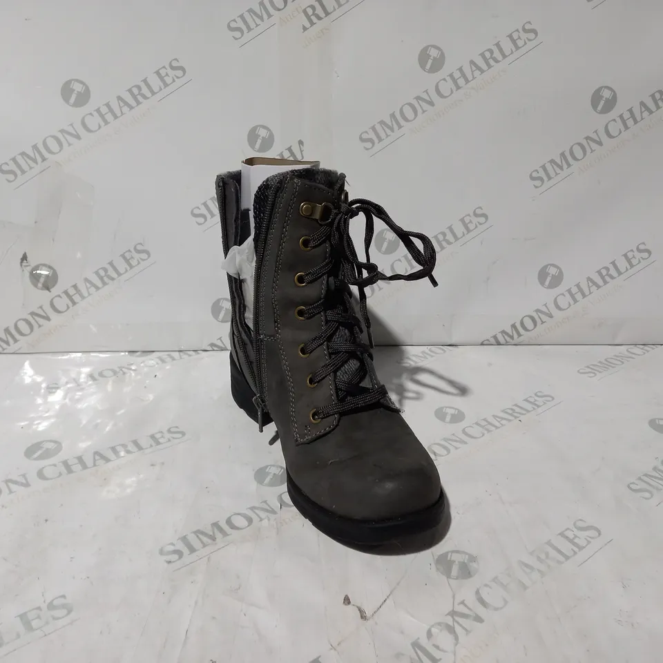 BOXED PAIR OF EARTH ORIGINS SUEDE HIKING BOOTS IN GREY UK SIZE 6