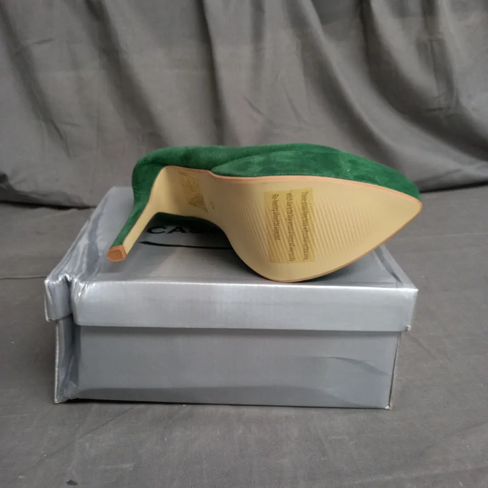 APPROXIMATELY 12 CASANDRA FAUX SUEDE GREEN HIGH HEELS IN VARIOUS SIZES