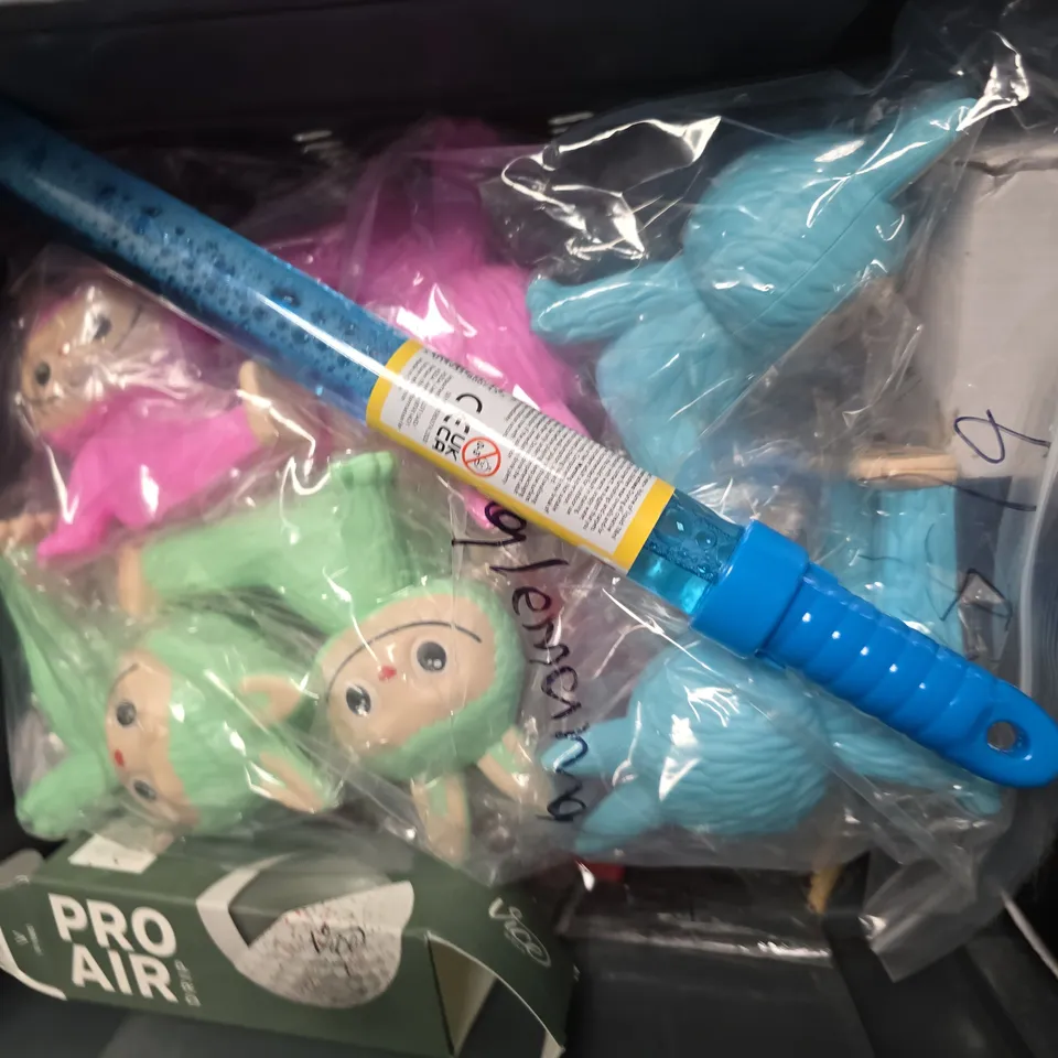 APPROXIMATELY 12 ASSORTED TOYS & GAMES TO INCLUDE - CRAYOLA JUMBO CRAYONS , DAPOL AUTHENTIC 1:76 SCALE MODEL ETC