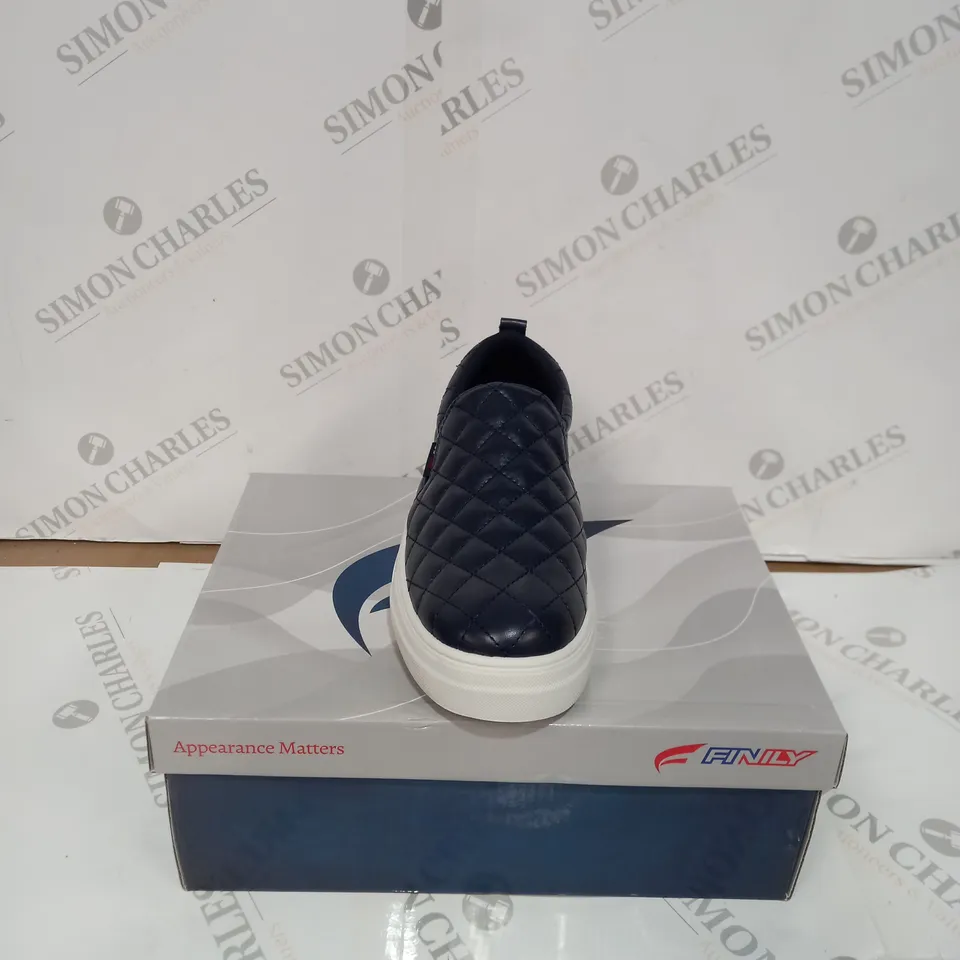 BOXED PAIR OF FINILY QUILTED SLIP ON SHOE'S - BLUE/WHITE, SIZE 5