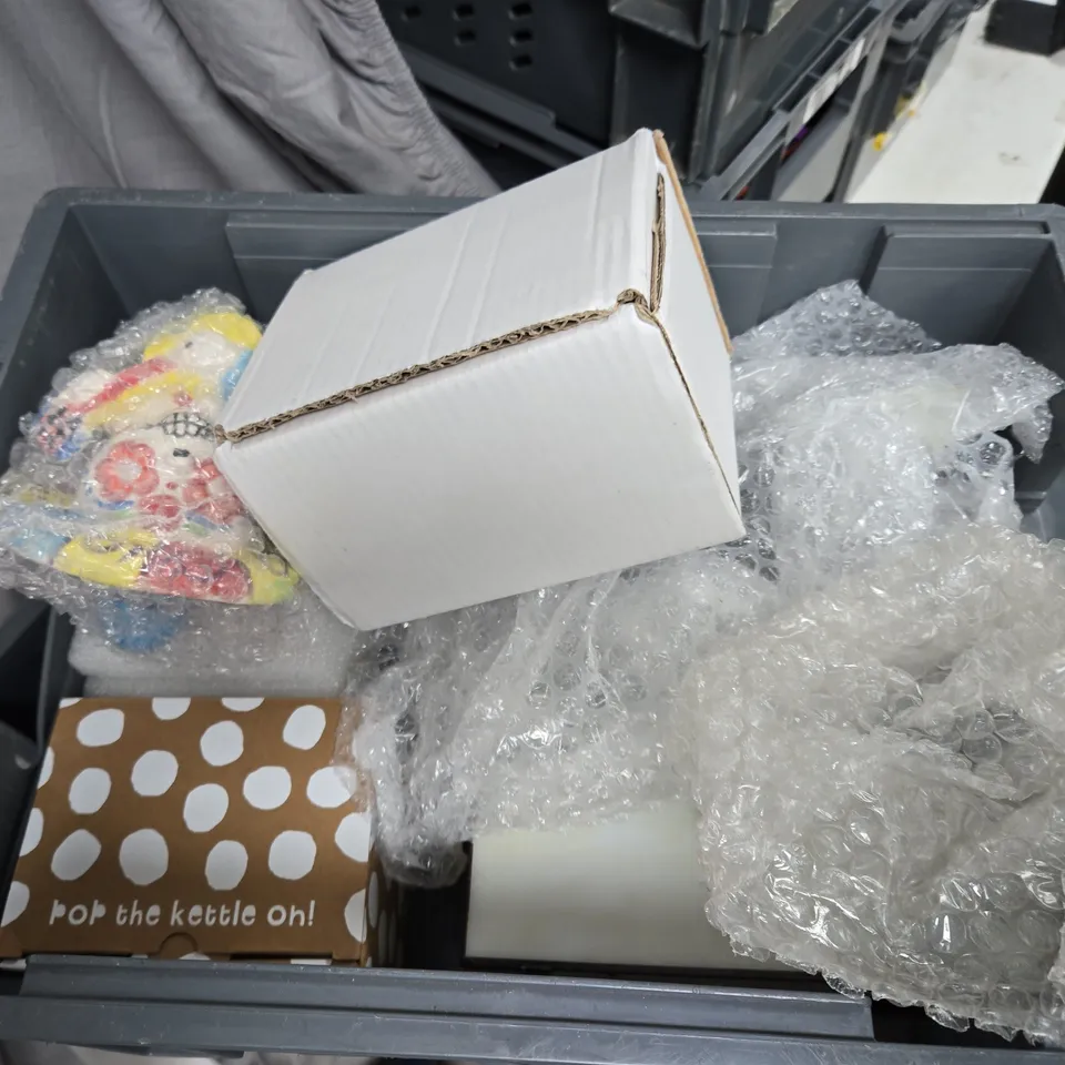 TOTE OF APPROXIMATELY 10 HOUSEHOLD ITEMS TO INCLUDE FRANKENSTEIN TEA LIGHT HOLDER, PICTURE FRAMES AND MUGS