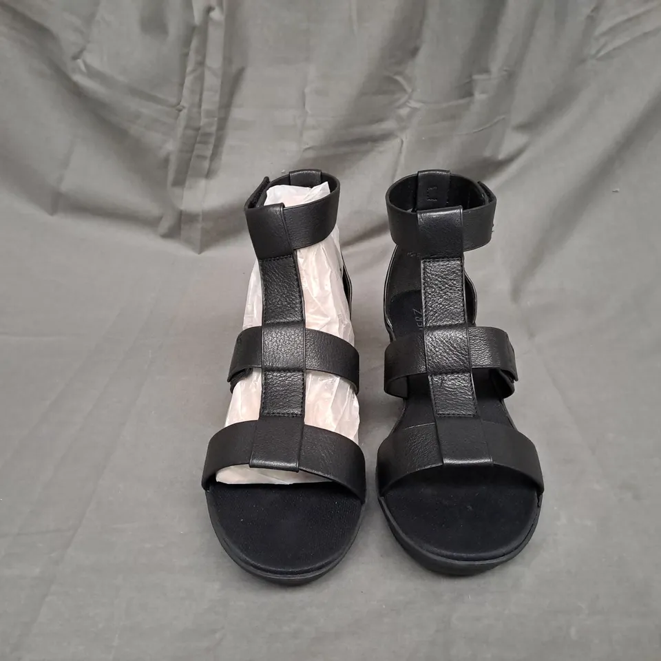 PAIR OF NATURALIZER RYLAN WEDGE SANDALS IN BLACK SIZE 6.5 
