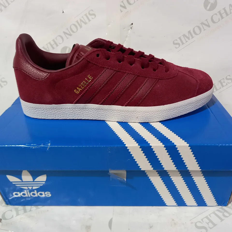 BOXED PAIR OF ADIDAS GAZELLE TRAINERS IN BURGUNDY UK SIZE 7.5