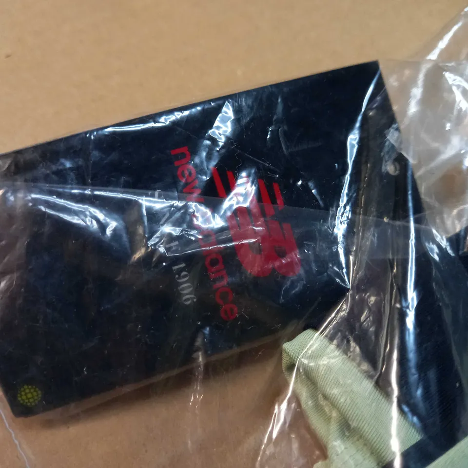 PACKAGED NEW BALANCE BLACK/GREEN FITNESS LEGGINGS - SMALL