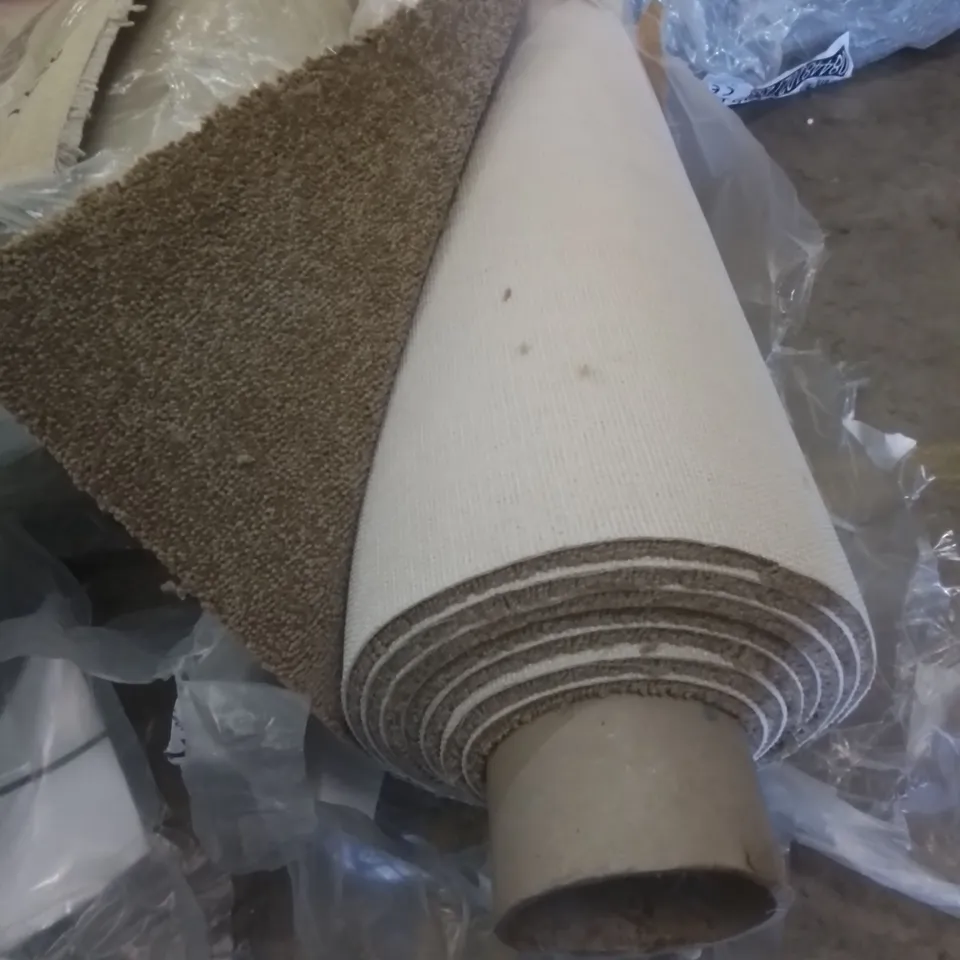 ROLL OF QUALITY EC AURA GOLDILOCKS CARPET // SIZE: APPROXIMATELY 4.4 X 5M
