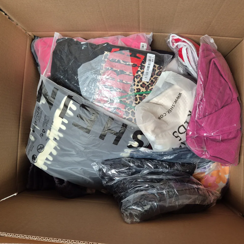 LARGE BOX OF ASSORTED CLOTHING ITEMS IN VARIOUS SIZES, STYLES AND COLOUR TO INCLUDE TOPS, GLOVES, JACKETS, ETC