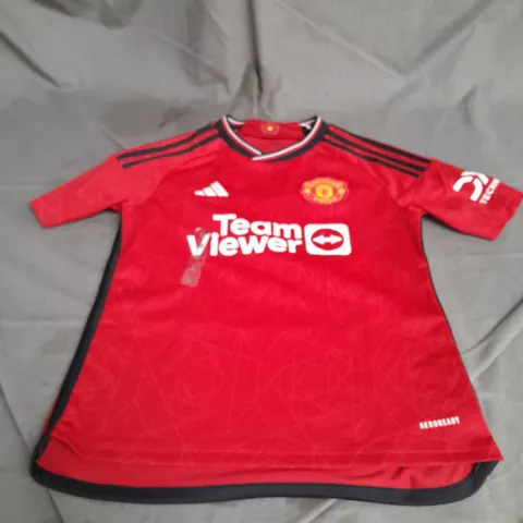 ADIDAS MANCHESTER UNITED FOOTBALL TOP IN RED SIZE 11/12YRS