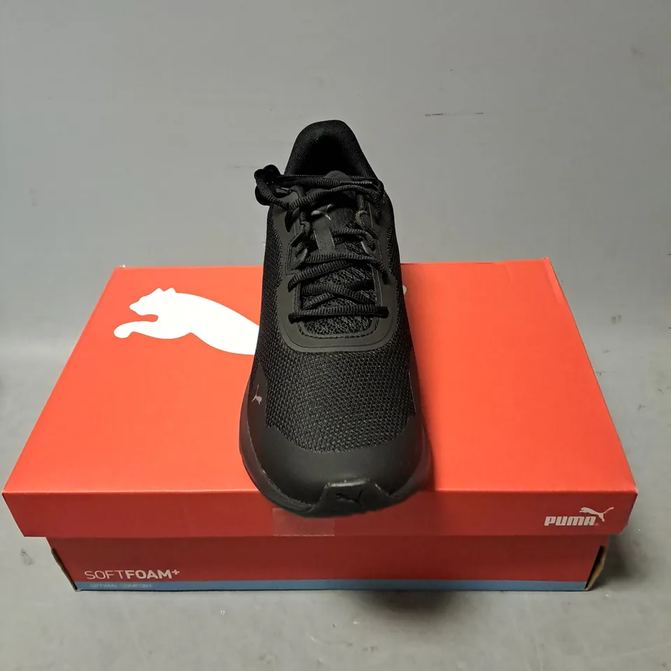 BOXED PAIR OF PUMA DISPERSE TECH TRAINERS IN BLACK SIZE 7