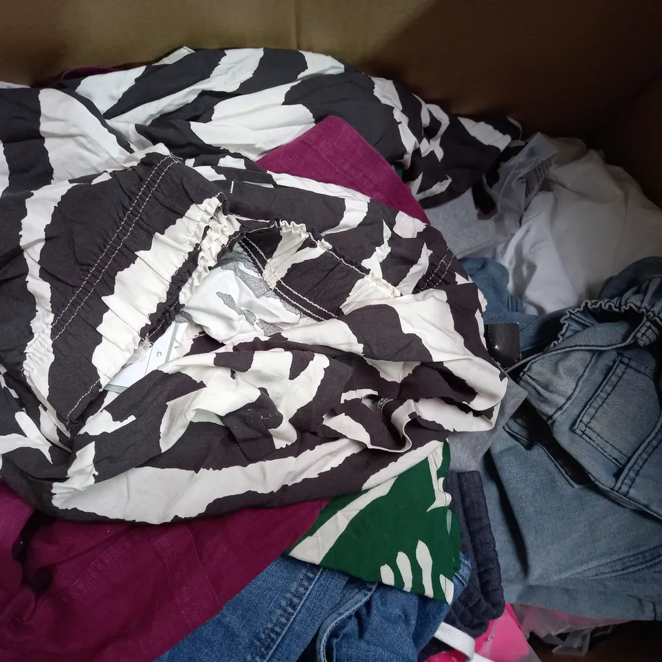 APPROXIMATELY 50 ASSORTED CLOTHING ITEMS IN VARIOUS STYLES AND SIZES 