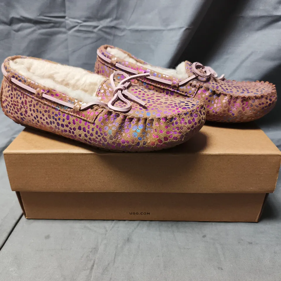 BOXED PAIR OF UGG KID'S DAKOTA SPOTS SHOES IN MULTICOLOUR SIZE UK 2