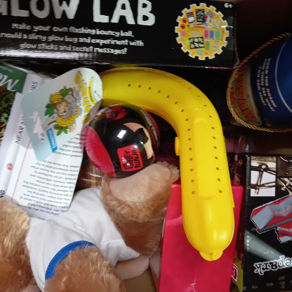 BOX OF APPROXIMATELY 10 ASSORTED TOYS AND GAMES TO INCLUDE CRAYOLA SUPER TIPS, THE BOXBALL, CLASSIC COLLECTION MONKEY SOFT TOY, ETC