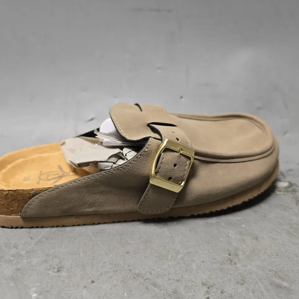 PENGUIN PREEMA LIGHT TAN SLIPPERS -  UK 5 