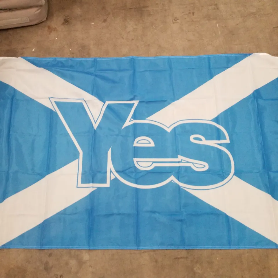 BOX CONTAINING APPROXIMATELY 100 BRAND NEW SCOTTISH YES FLAGS