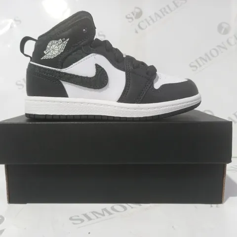 BOXED PAIR OF NIKE AIR JORDAN 1 MID KIDS SHOES IN BLACK/WHITE UK SIZE 10.5