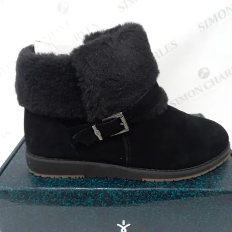 BOXED PAIR OF EMU AUSTRALIA BEACH OXLEY SHOES - DARK GREY/BLACK - SIZE 7