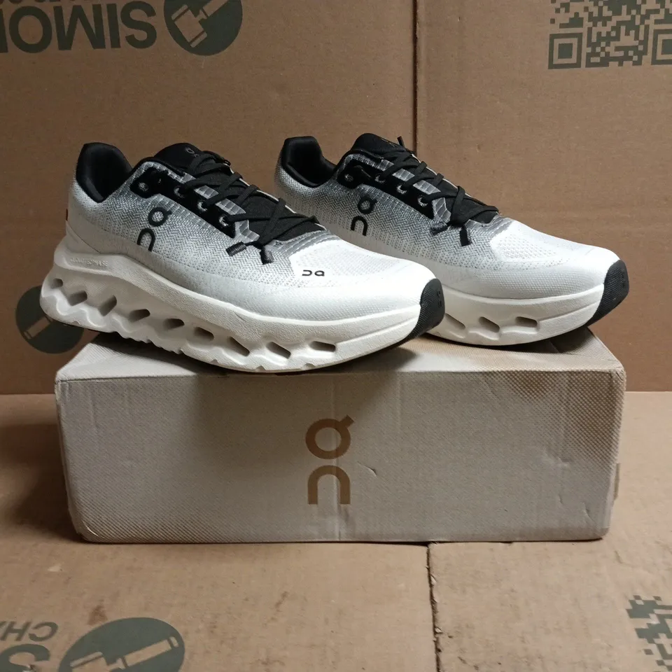 BOXED PAIR OF ON CLOUDTILT TRAINERS IN BLACK/IVORY SIZE UK 6