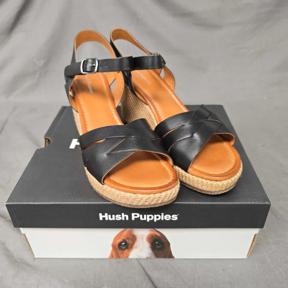 BOXED PAIR OF HUSH PUPPIES WOMENS PHOEBE WEDGE SANDALS - 6