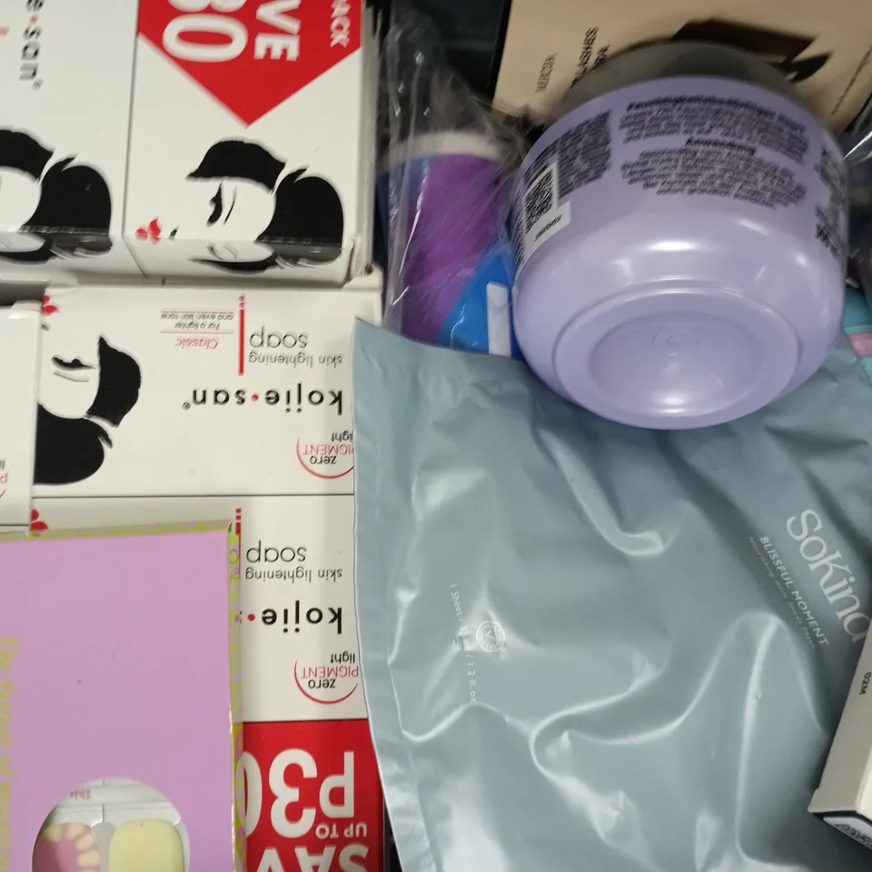 APPROXIMATELY 15 ASSORTED COSMETIC ITEMS TO INCLUDE GRUM, H&M, ETC - COLLECTION ONLY