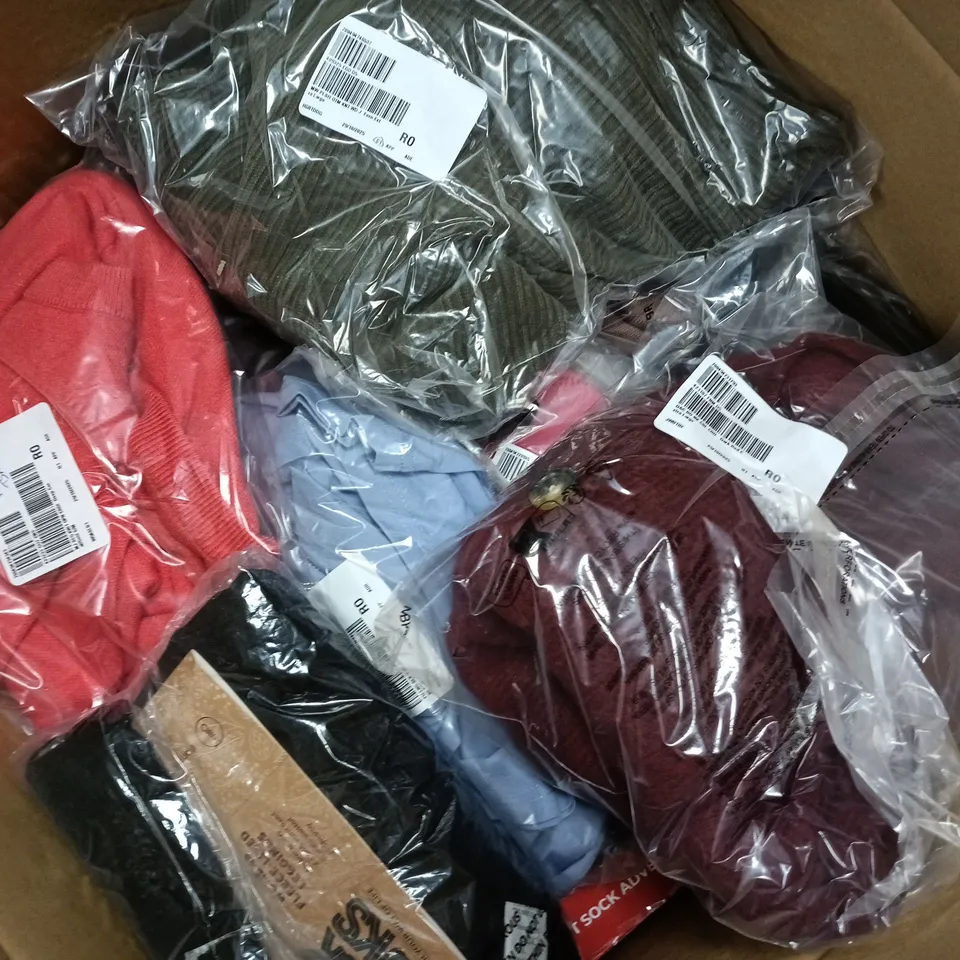 APPROXIMATELY 25 ASSORTED CLOTHING ITEMS IN VARIOUS SIZES, STYLES & COLOURS TO INCLUDE BRANDS SUCH AS MALISSA J, WYNNE LAYERS, D&C, ETC - COLLECTION ONLY