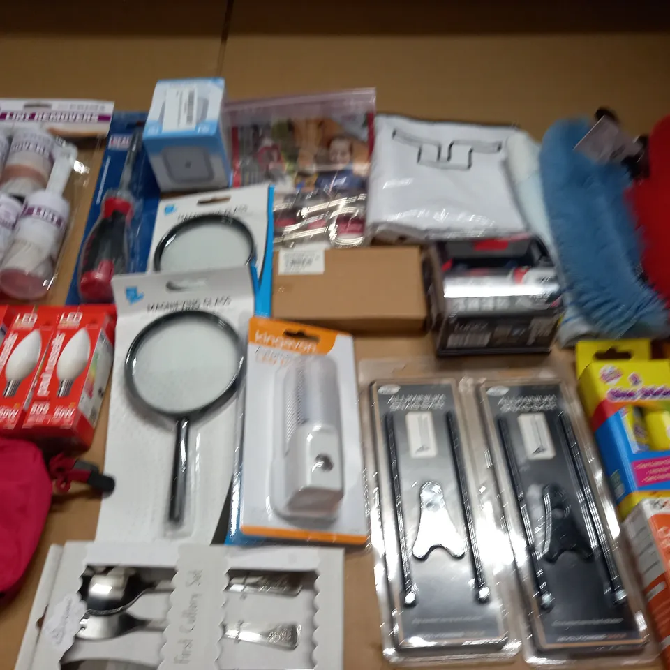 LOT OF ASSORTED HOUSEHOLD ITEMS TO INCLUDE ALUMINIUM SWING BAR, FIRST AID KIT AND CUTLERY SET