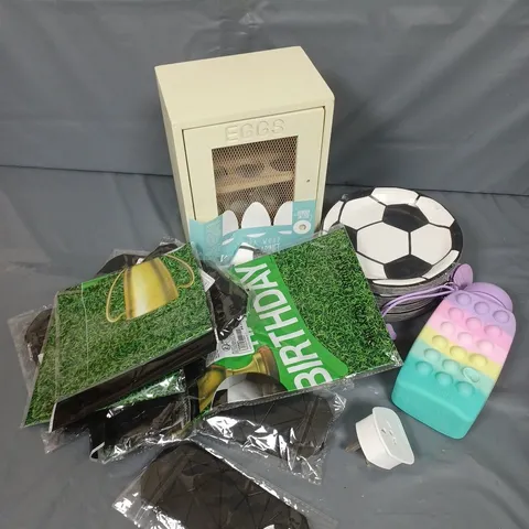 APPROXIMATELY 5 ASSORTED HOUSEHOLD ITEMS TO INCLUDE FOOTBALL PLATES, SMIGGLE POPPIES SILICONE BOTTLE, EGG CABINET, ETC