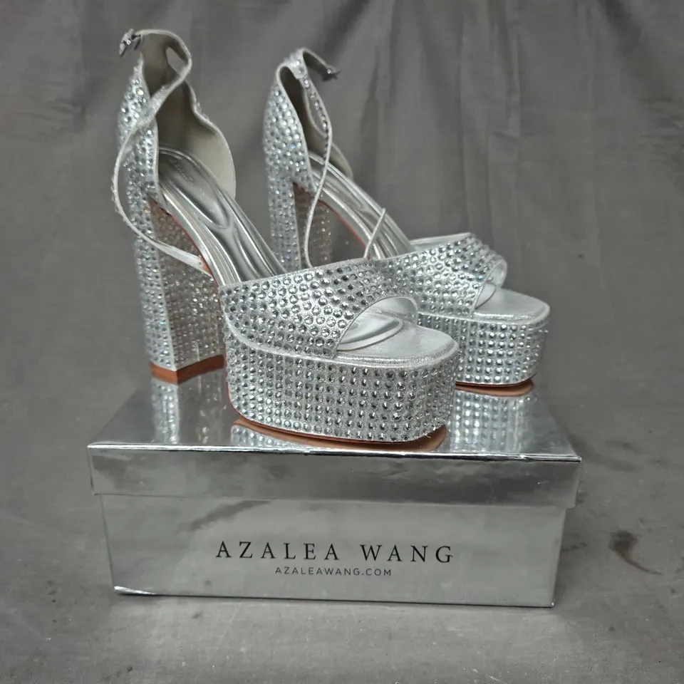 BOXED PAIR OF AZALEA WANG PLATFORM BLOCK HEEL SANDALS IN METALLIC SILVER W. DIAMANTE EFFECT UK SIZE 7