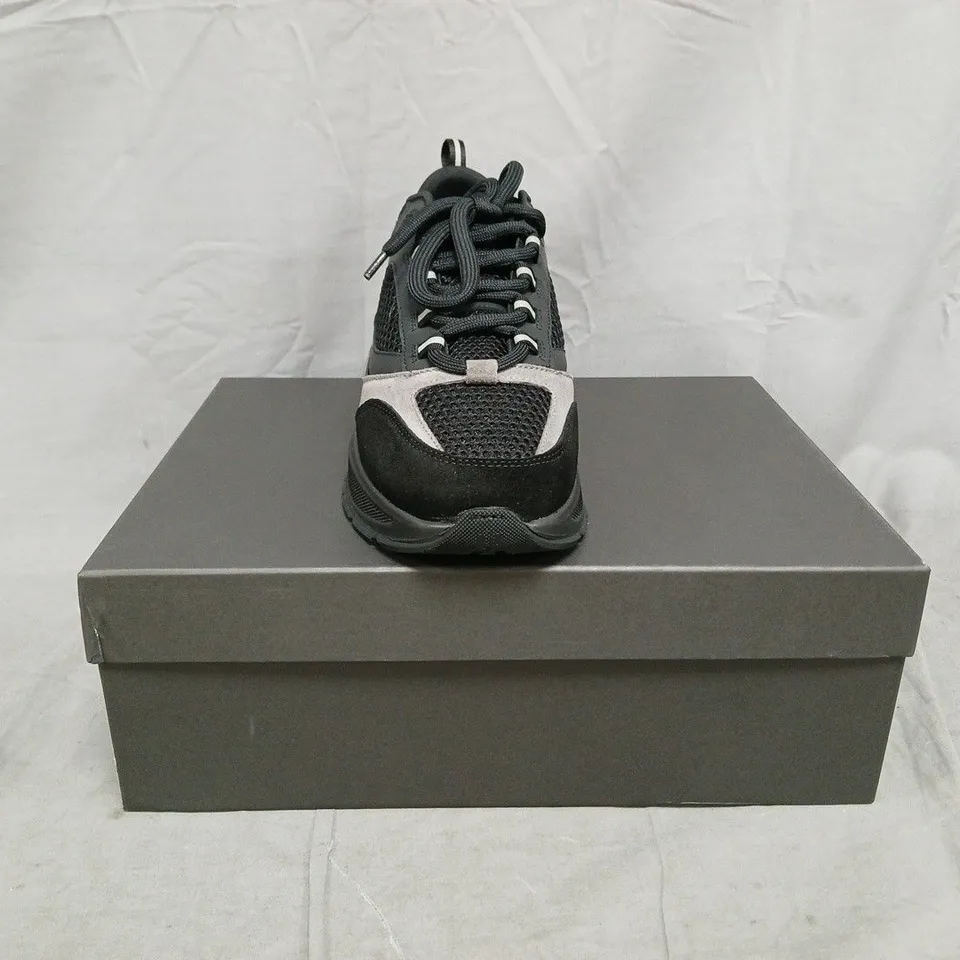 BOXED PAIR OF CLEENS ESSENTIAL RUNNER EVO TRAINERS IN OBSIDIAN SIZE UK 9