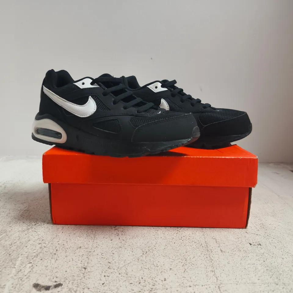 BOXED PAIR OF NIKE AIR MAX INVIGOR TRAINERS IN BLACK/WHITE SIZE UK 1