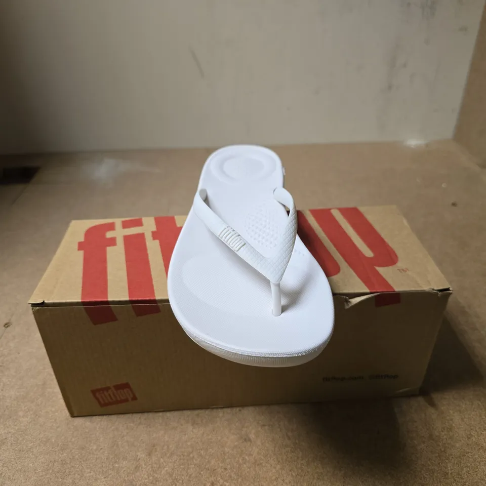 FITFLOP IQUSHION ERGONOMIC FLIP FLOPS URBAN WHITE SIZE UK 5 BOXED