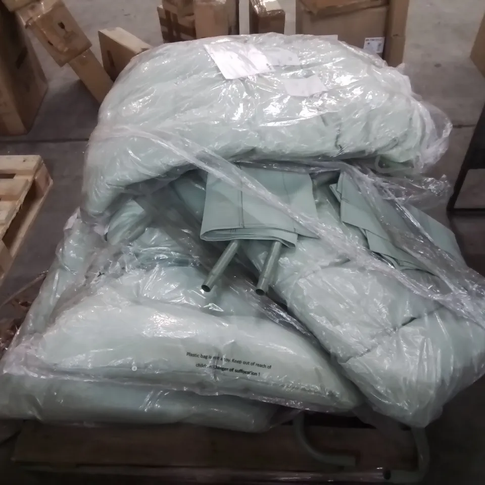 PALLET OF GARDEN FURNITURE PARTS 