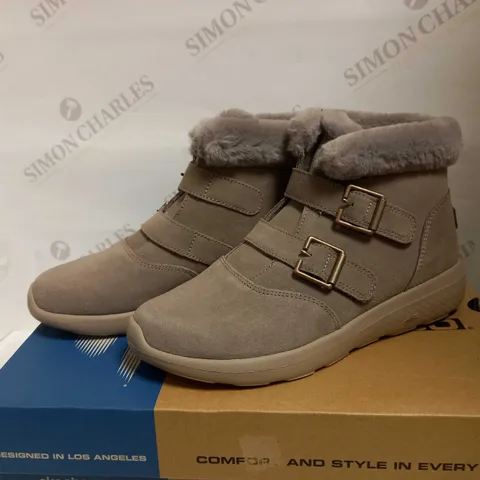 SKETCHERS ON THE GO WINTER FLING BOOTS UK SIZE 5