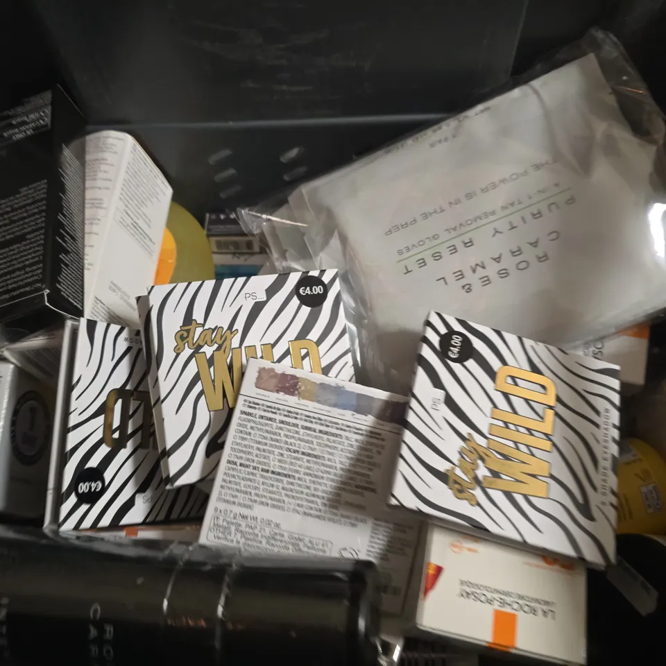 APPROXIMATELY 15 ASSORTED HEALTH & BEAUTY PRODUCTS TO INCLUDE NO7, OLAY AND STAY WILD 