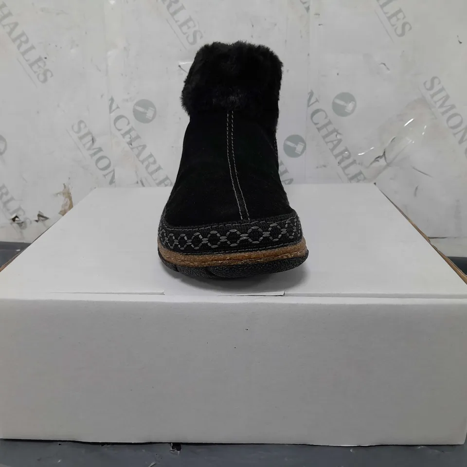 BOXED PAIR OF EARTH ORIGINALS EMMALYN BOOTIES IN BLACK SIZE 5