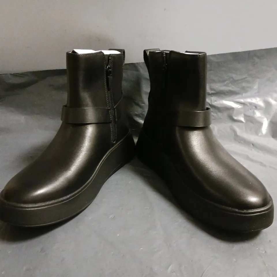 BOXED PAIR OF FITFLOP FLATFORM CHELSEA BOOTS IN BLACK UK SIZE 5