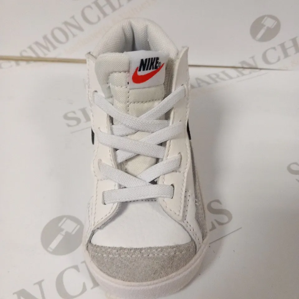 NIKE  SIZE 5.5 CHILDS SHOES