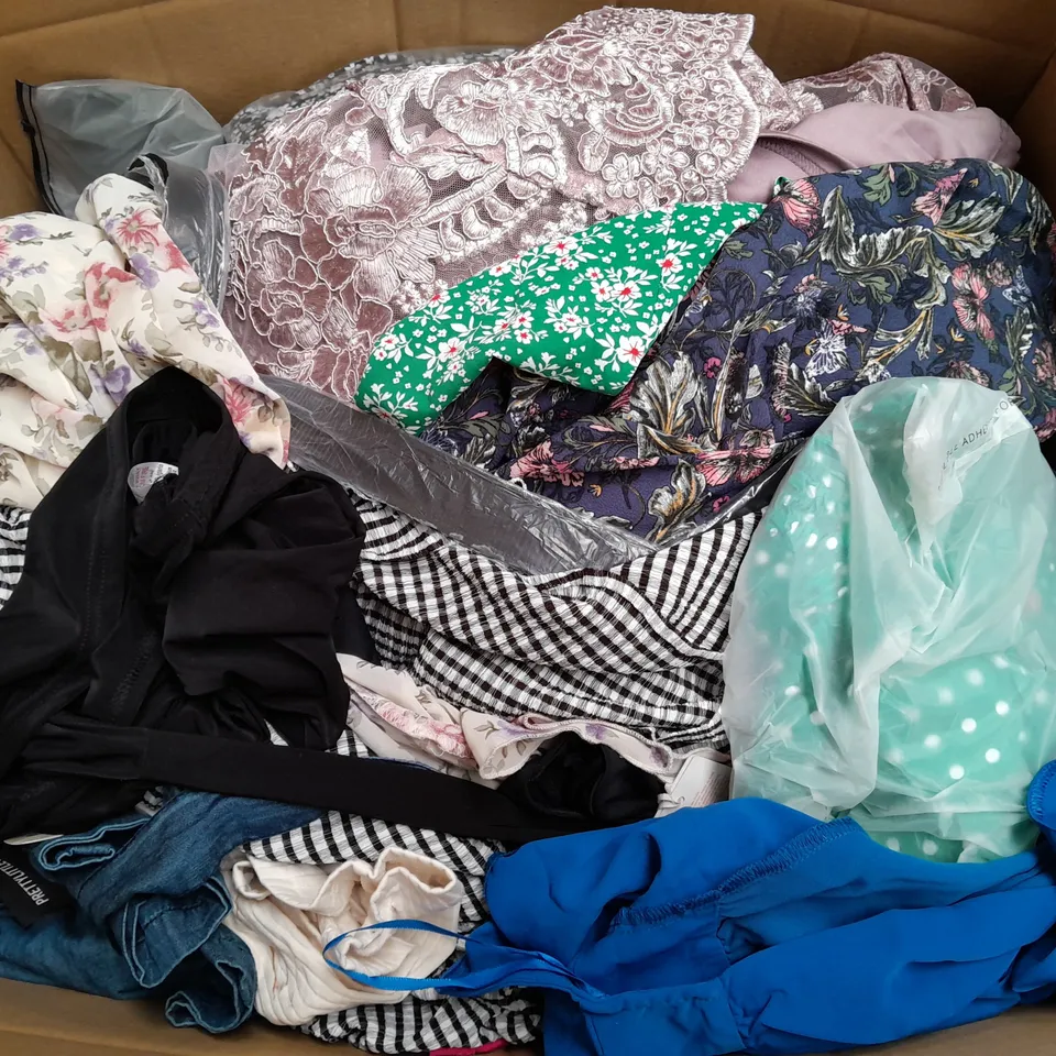 BOX OF APPROXIMATELY 25 ASSORTED CLOTHING ITEMS TO INCLUDE - POLO SHIRT , SHIRT , HAT ETC - COLLECTION ONLY 